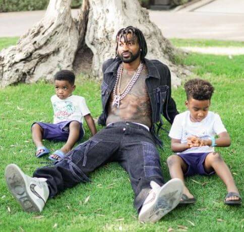 Andre-Frank Zambo Anguissa with his sons.